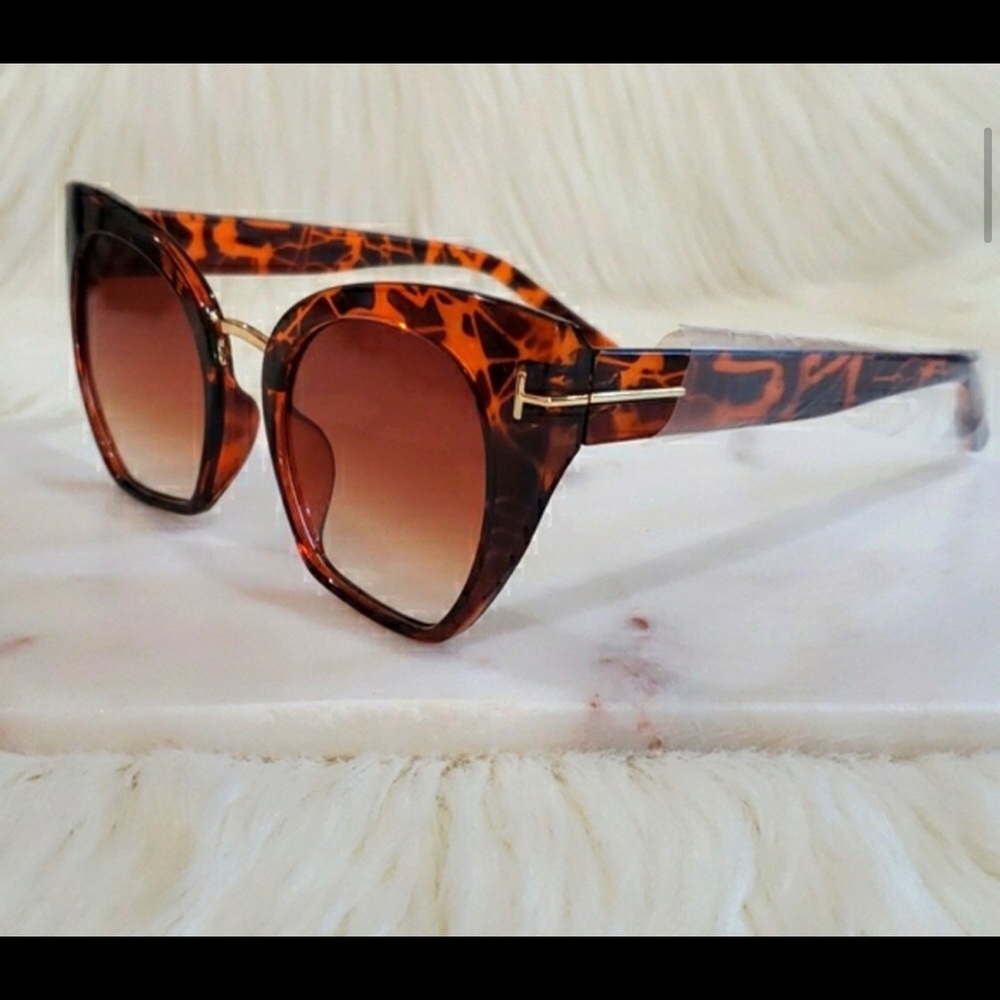 New Leopard Cat Eye SunGlasses with Gold Accents - Picture 4 of 7